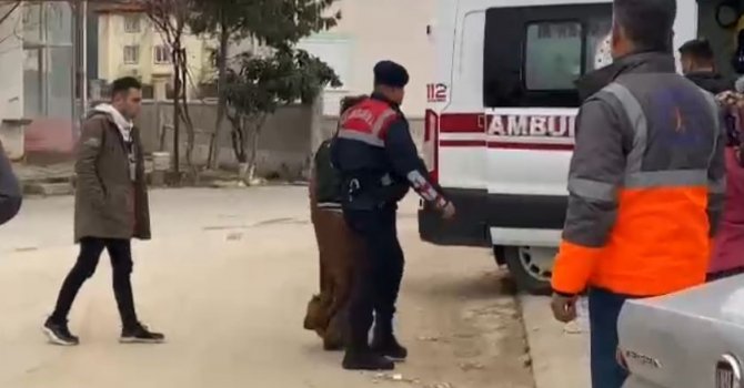 Yangında mahsur kalan çifti itfaiye ekipleri kurtardı