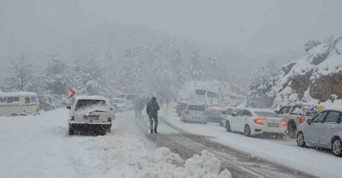 Antalya-Konya karayolunda yoğun kar yağışı sürücülere zor anlar yaşatıyor