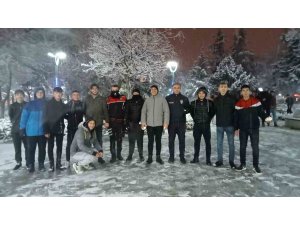 Burdur’da beklenen kar yağdı, öğrenciler sokağa döküldü