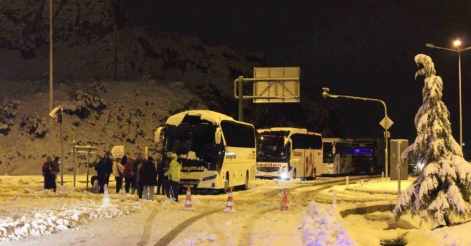 Antalya-Konya Kara Yolu’nda yüzlerce araç yolun açılmasını bekliyor