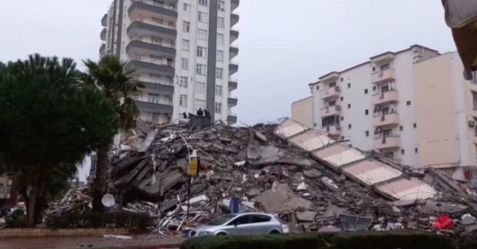 Adana’da 11 bina yıkıldı, 10 kişi hayatını kaybetti