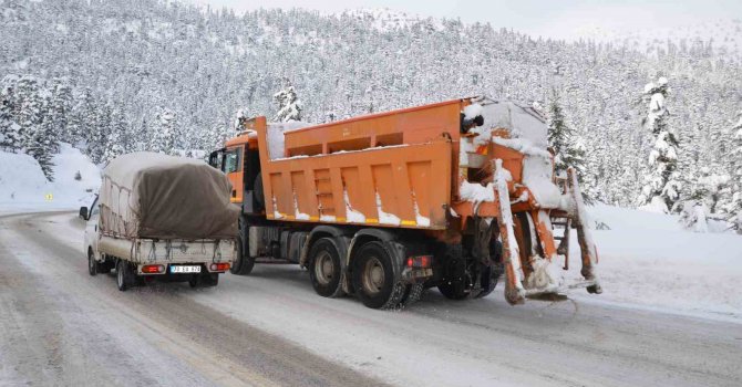 Yoğun kar yağışı ile kapanan Antalya-Konya Karayolu tırlar hariç araç trafiğine açıldı