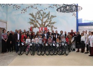 Başarılı öğrencilere 17 bisiklet