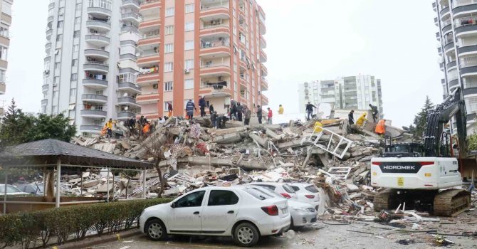 Adana’da 17 katlı apartmanın enkazından 2 kişinin cansız bedenine ulaşıldı