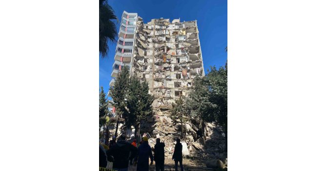 Artçı depremde binalar yıkıldı