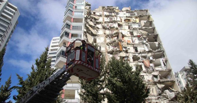 Artçı depremde mahsur kalan 4 kişi kurtarıldı