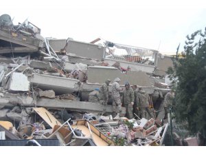 Deprem İskenderun’da büyük yıkıma yol açtı