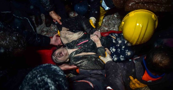 Kahramanmaraş Elbistan’da enkaz altında yaşam mücadelesi verdiler