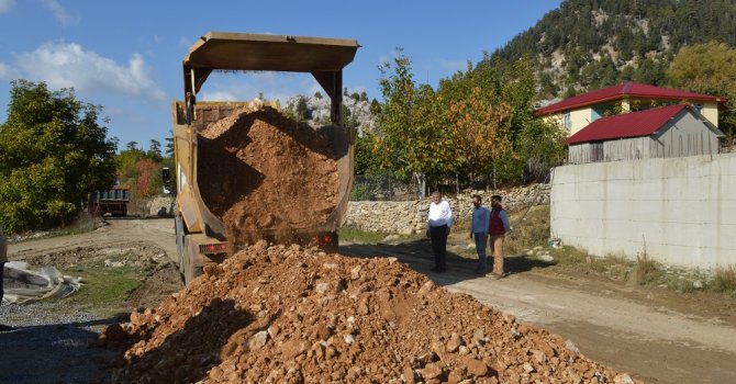 Büyükşehir’in Gazipaşa yayla yollarında çalışması sürüyor