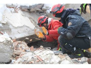 Kahramanmaraş’ta Nermin Teyze 24 saattir enkaz altında kurtarılmayı bekliyor