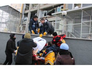 Hasar gören hastanede mahsur kalan hastalar, İHA muhabirlerince kurtarıldı