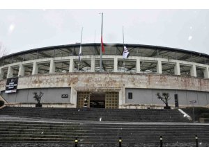 Fenerbahçe ve Beşiktaş, stat ve tesislerinin bayraklarını yarıya indirdi