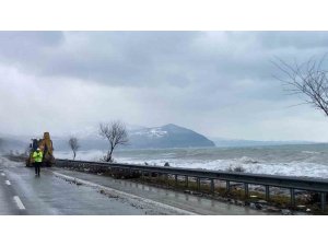 Sinop’ta 3 metrelik dev dalgalar yola taştı