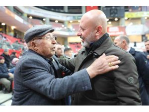 Başkan Çolakbayrakdar, geceyi tesislerde geçiren vatandaşları ziyaret etti