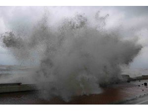 Karadeniz’de dev dalgalar