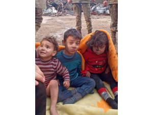 Suriyeli 3 kardeş enkaz altından askerler tarafından sağ çıkarıldı