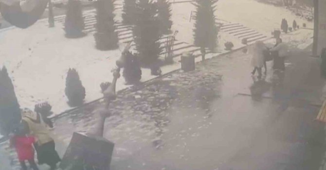 Yıkılan minarenin altında kalmaktan son anda kurtuldular