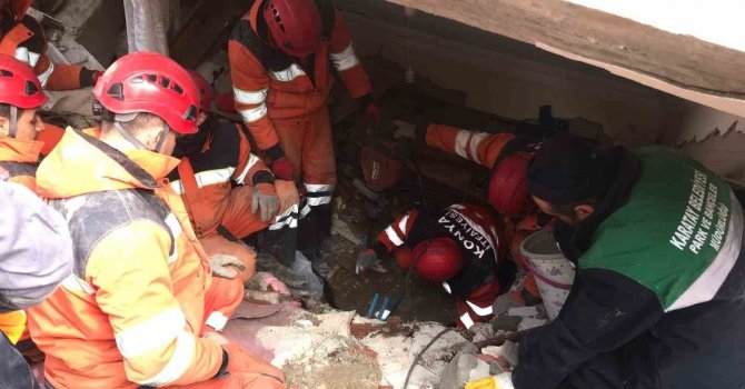 Hatay’da enkaz altındaki genç 37 saat sonra kurtarıldı