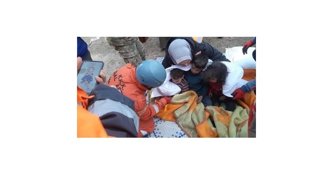 MSB: “5’inci Kolordu İstihkam Alayımızın Doğal Afetler Arama Kurtarma Timi enkazdan bir anne ile çocuklarını kurtardı”