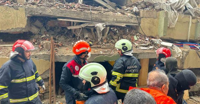 Mardin Büyükşehir Belediyesi ekipleri 2 kişiyi enkaz altından çıkardı