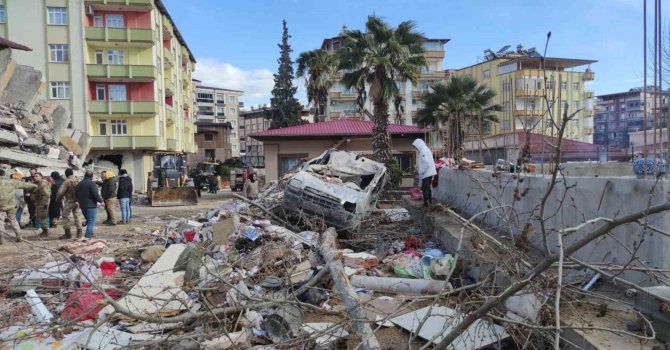 İslahiye’de enkazdan 4 yaşındaki çocuk sağ olarak çıkarıldı