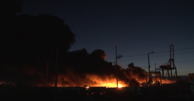 İskenderun Limanı’ndaki yangına helikopter ile müdahale ediliyor