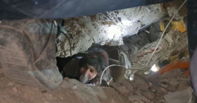 40 saat sonra yüz güldüren haber: 12 yaşındaki Aysima enkazdan sağ kurtarıldı