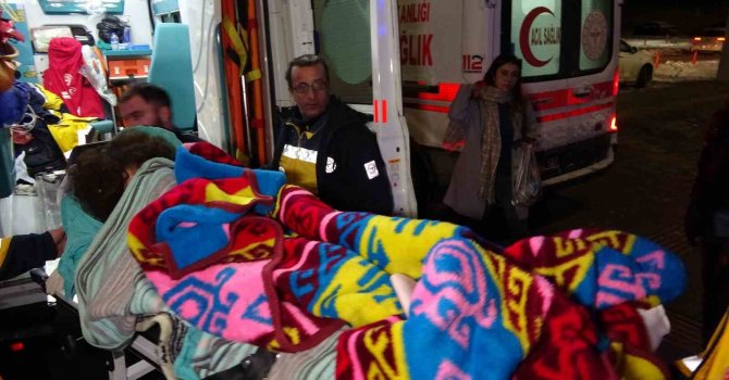 Adıyaman’da enkazdan çıkarılan anne ve bebeği tedavi için Van’a getirildi