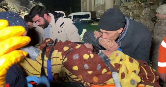 Hatay’da 42 saat sonra enkazdan kurtarılan Fatma teyze: "Hepinizi çok seviyorum"