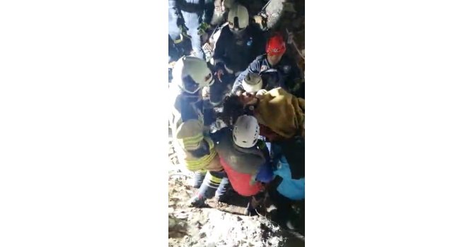 PAK ekipler genç kadını alkışlarla enkazdan çıkardı