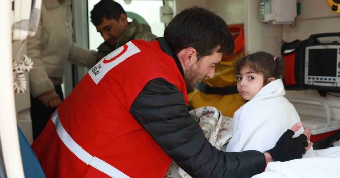 Kızılay, afet bölgesinde yardım çalışmalarını sürdürüyor