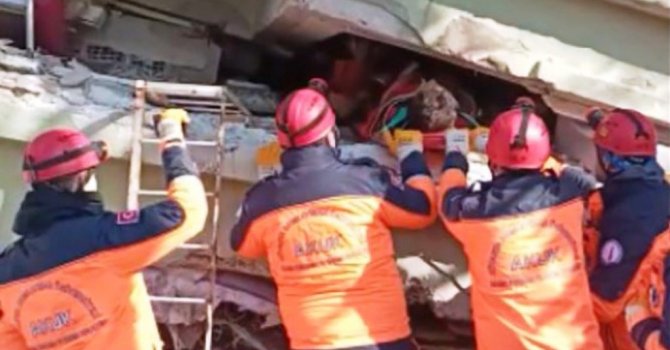 DPÜ-AKUK 7 kişiyi enkazdan kurtardı