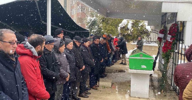 Eşi ve çocuğuyla birlikte enkaz altında can vermişti, Kocaeli’de son yolculuğuna uğurlandı