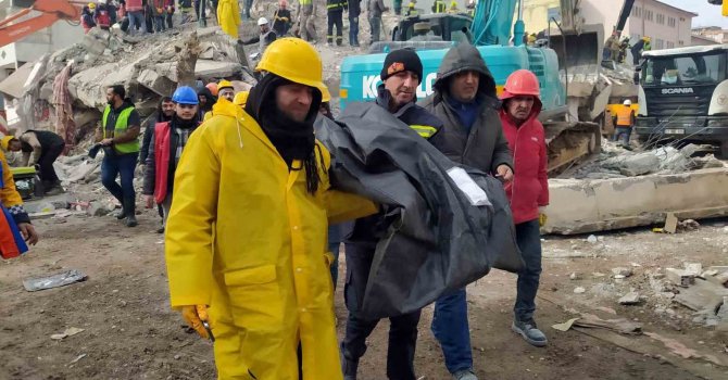 Adıyaman’da 27 yaşındaki genç kız 55 saat sonra enkazdan sağ çıkarıldı