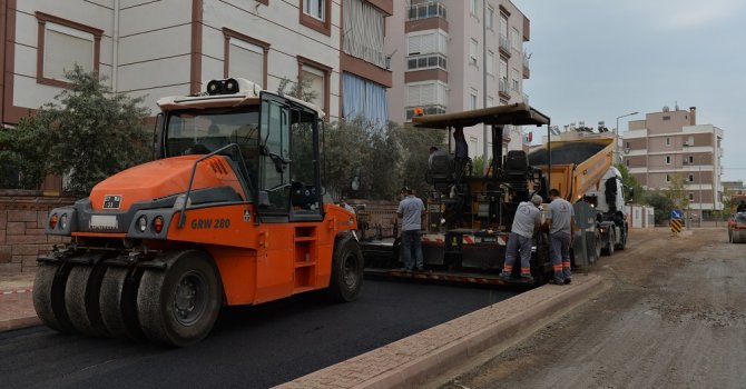 Dün kazındı bugün asfalt dökülüyor