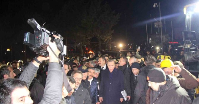 Cumhurbaşkanı Erdoğan, Hatay’da deprem bölgesinde incelemelerde bulundu