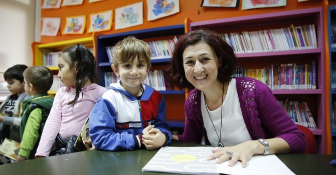 Kendi kitabını çocuklara okudu