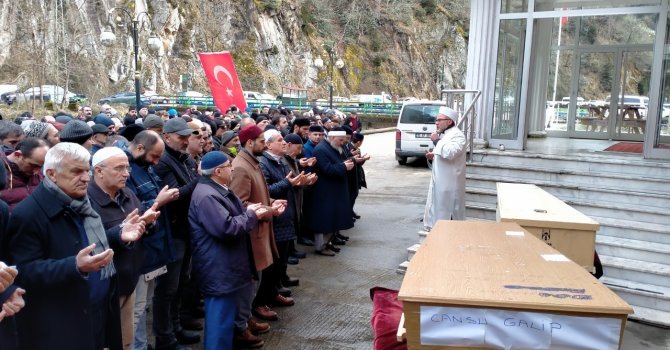 Depremde göçük altında kalan anne ve kızı toprağa verildi