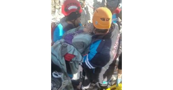 Bir yaşındaki Ela kurtarıldı, dışarı çıkınca uykuda esnedi