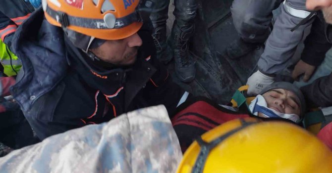 Van AFAD, 84 saat sonra kurtarılan kardeşlerin halasına da ulaştı