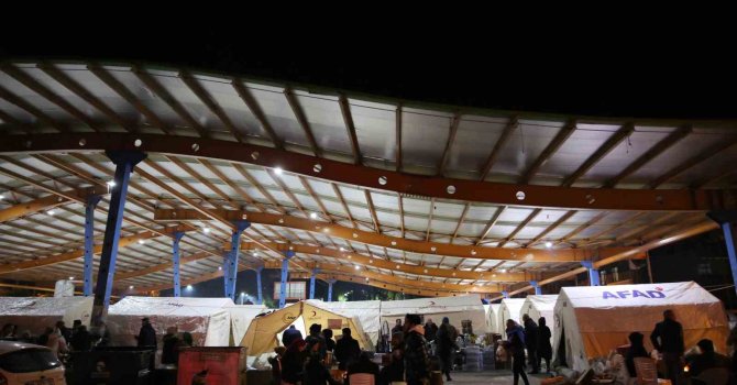 Adana’da depremzedeler çadırlarda yaşıyor