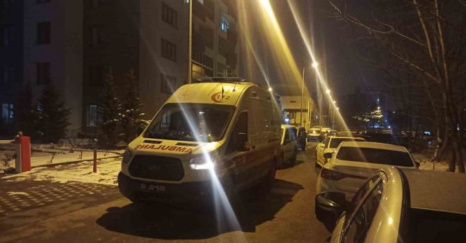 Bunalımda olan şahıs, evdeki eşyalarını camdan attı