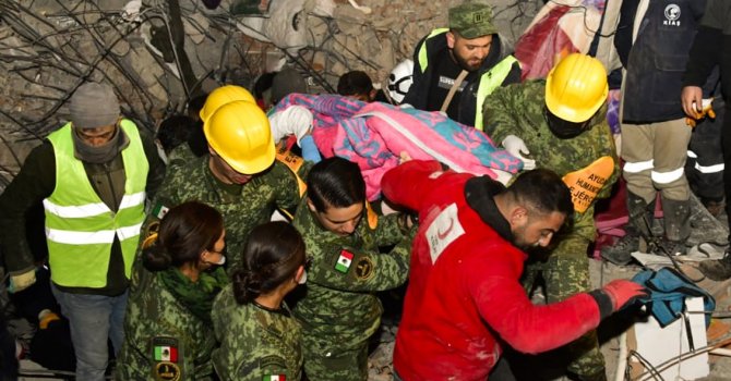 Meksikalı ekipler 1 kişiyi enkazdan canlı çıkardı