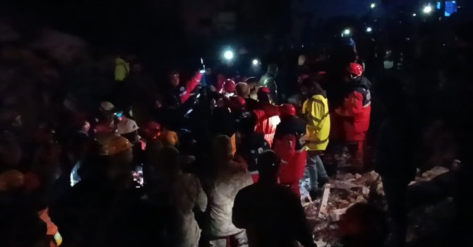 55 yaşındaki kadın enkazdan 90 saat sonra kurtarıldı