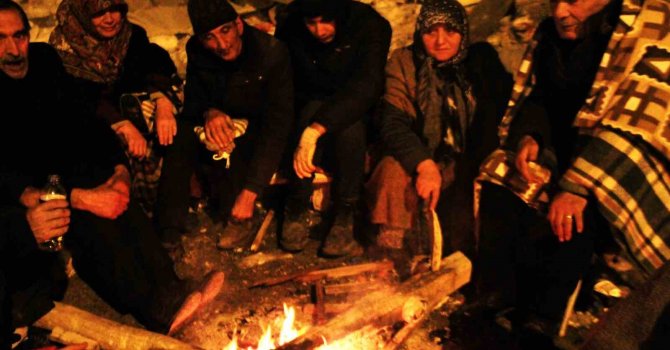 Eksi 9 derecede enkaz bölgesinde ateş başında bekliyorlar