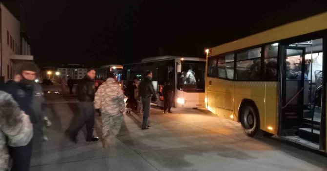 Kahramanmaraş’taki 107 depremzede Türk Silahlı Kuvvetleri’ne ait uçakla İstanbul’a getirildi