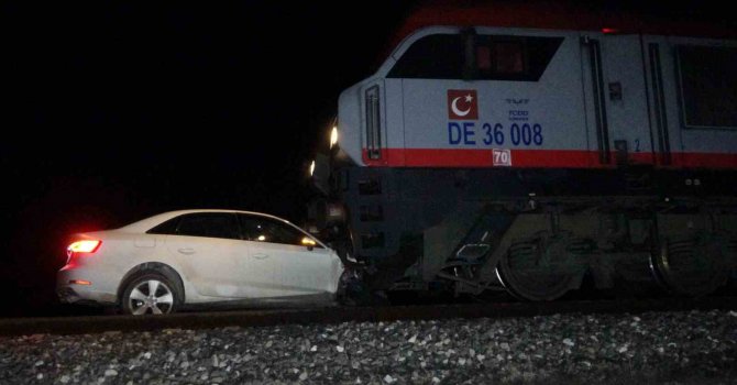 Trenin altında kalan otomobildeki 2 kişi ölümden döndü