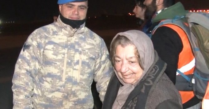 Kahramanmaraş’taki 210 depremzede daha Türk Silahlı Kuvvetleri’ne ait uçakla İstanbul’a getirildi