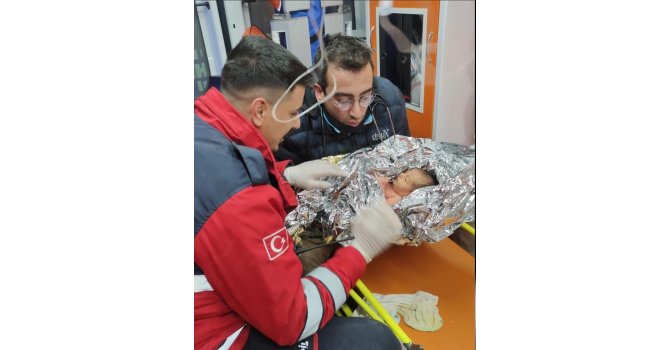 Hatay’da 90 saat sonra 10 günlük yağız bebek ve annesi enkazdan sağ çıkartıldı