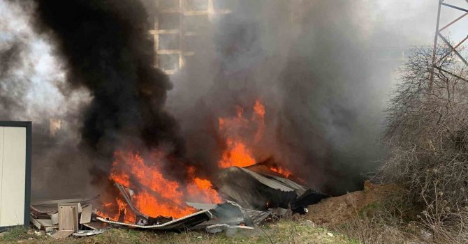 İşçilerin kaldığı 32 yataklı konteyner ev alev alev yandı